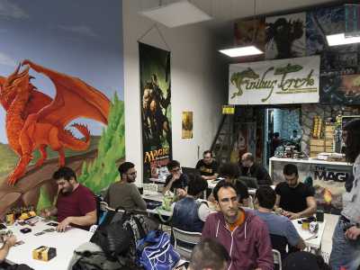 Pi� che "nerd" i giocatori si considerano "geek". Entrambe le "specie" hanno un'enorme passione con tutto ci� che ha a che fare con l'universo fantasy: i primi per� la vivono chiudendosi nella loro stanza davanti al computer, i secondo preferiscono condividerla riunendosi e chiacchierando attorno a un tavolo